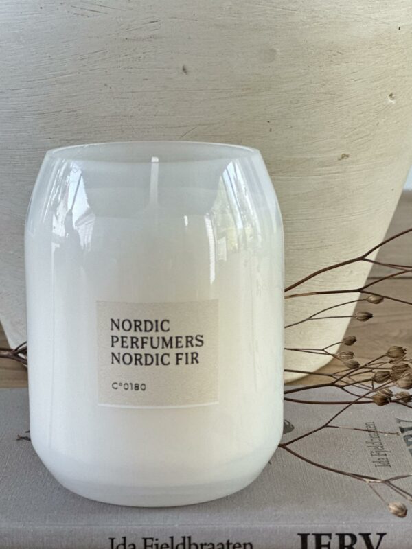 Duftlys 240g Nordic Fir 70 timer