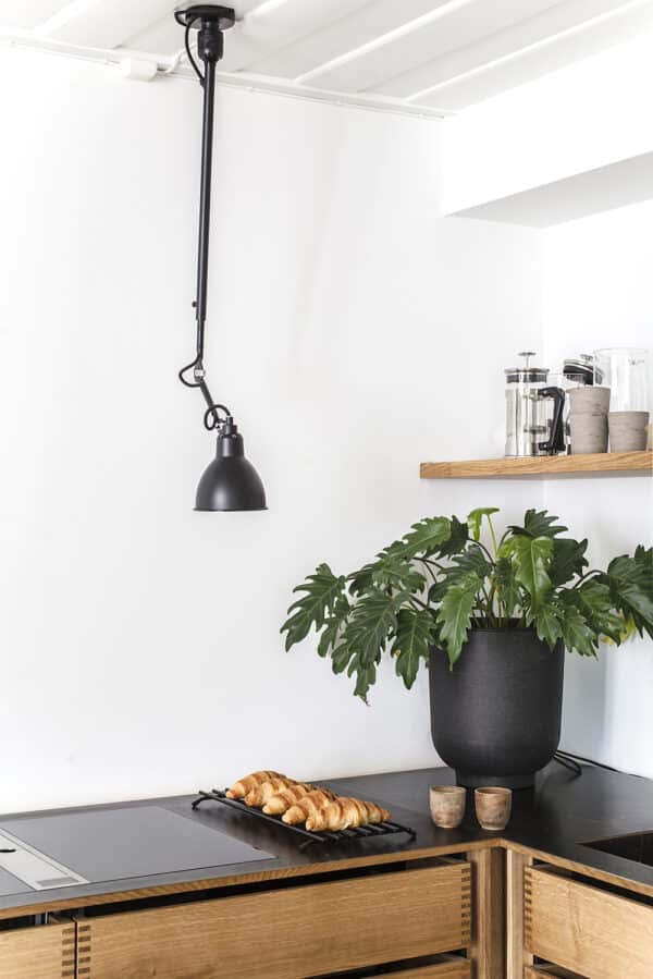 LG 302 Taklampe svart