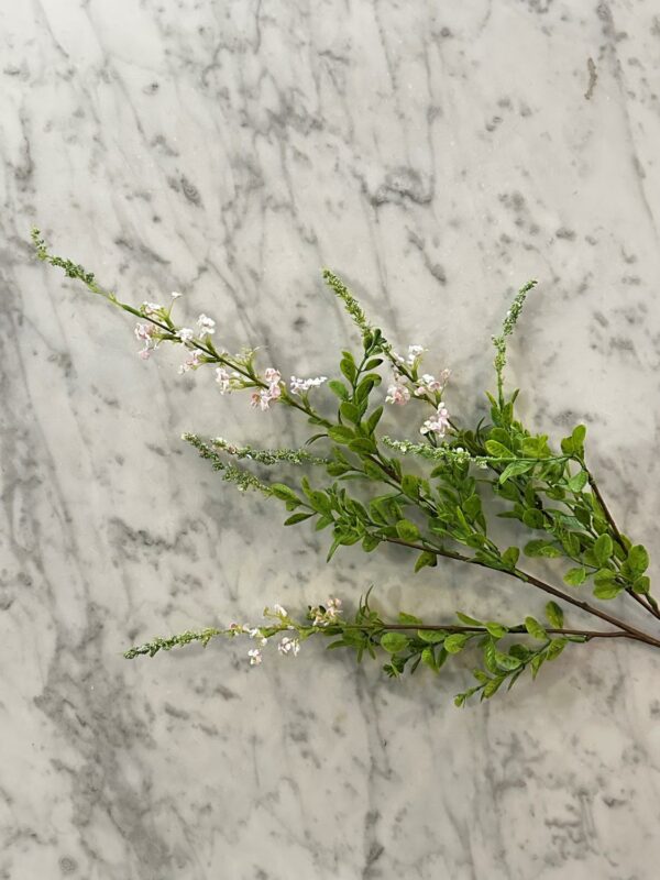 Gren med rosa blomster