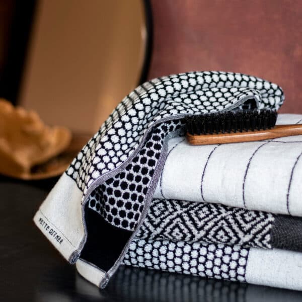 Grid towel 50x100cm Black/Off-White